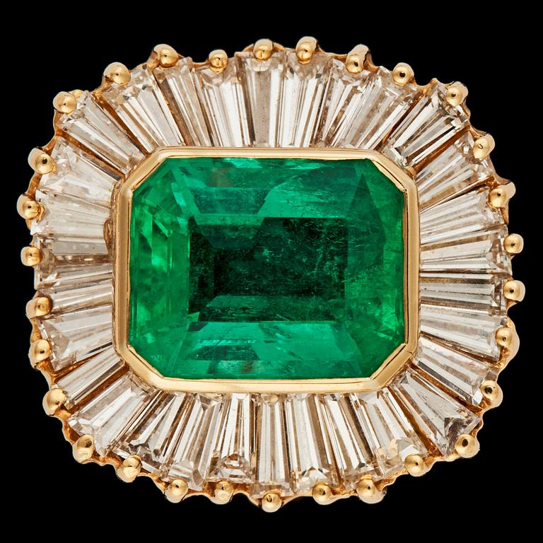 An emerald, app. 6 cts, and baguette cut diamond ring, tot. app. 3 cts.