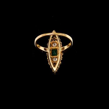 RING, 18k guld med smaragd och gammalslipade diamanter, tot ca 0.60 ct.