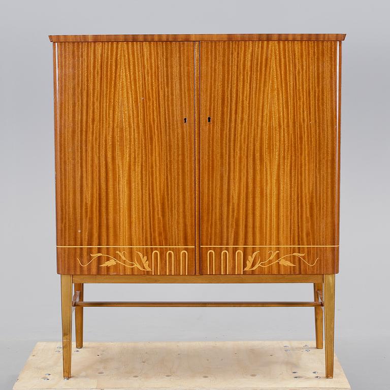 LINNESKÅP, mahogny, 1950-tal.