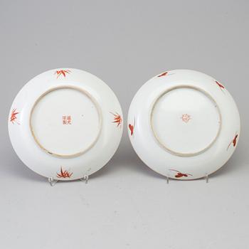 A pair of Chinese famille rose porcelain dishes, early 20th century.