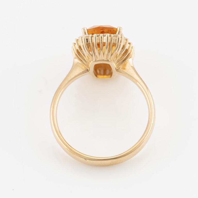 Ring in 18K gold with a faceted citrine and round brilliant-cut diamonds.