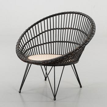 A MID 20TH CENTURY CHAIR.