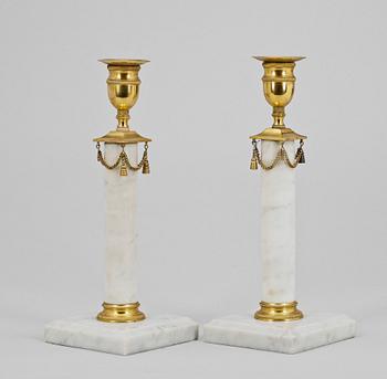 LJUSSTAKAR, ett par, marmor och mässing, sengustaviansk stil, 1800-talets slut.