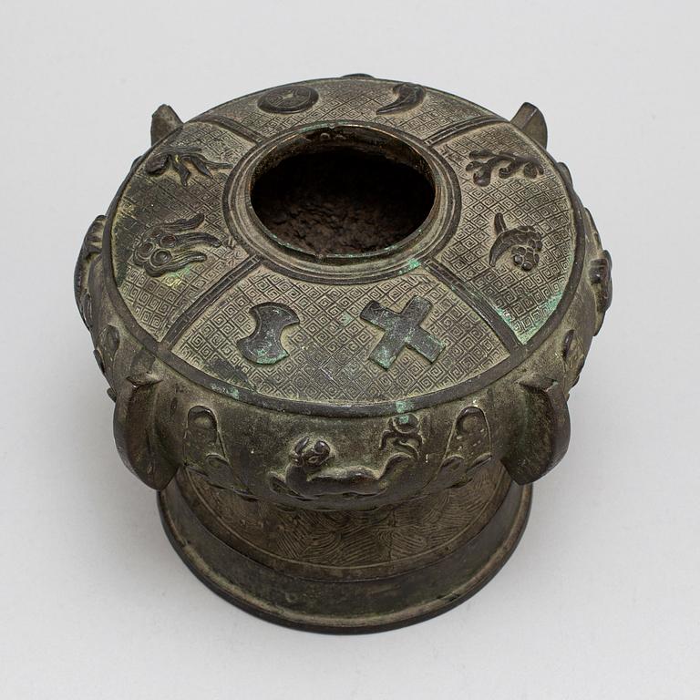 A Chinese bronze jar, 20th century.