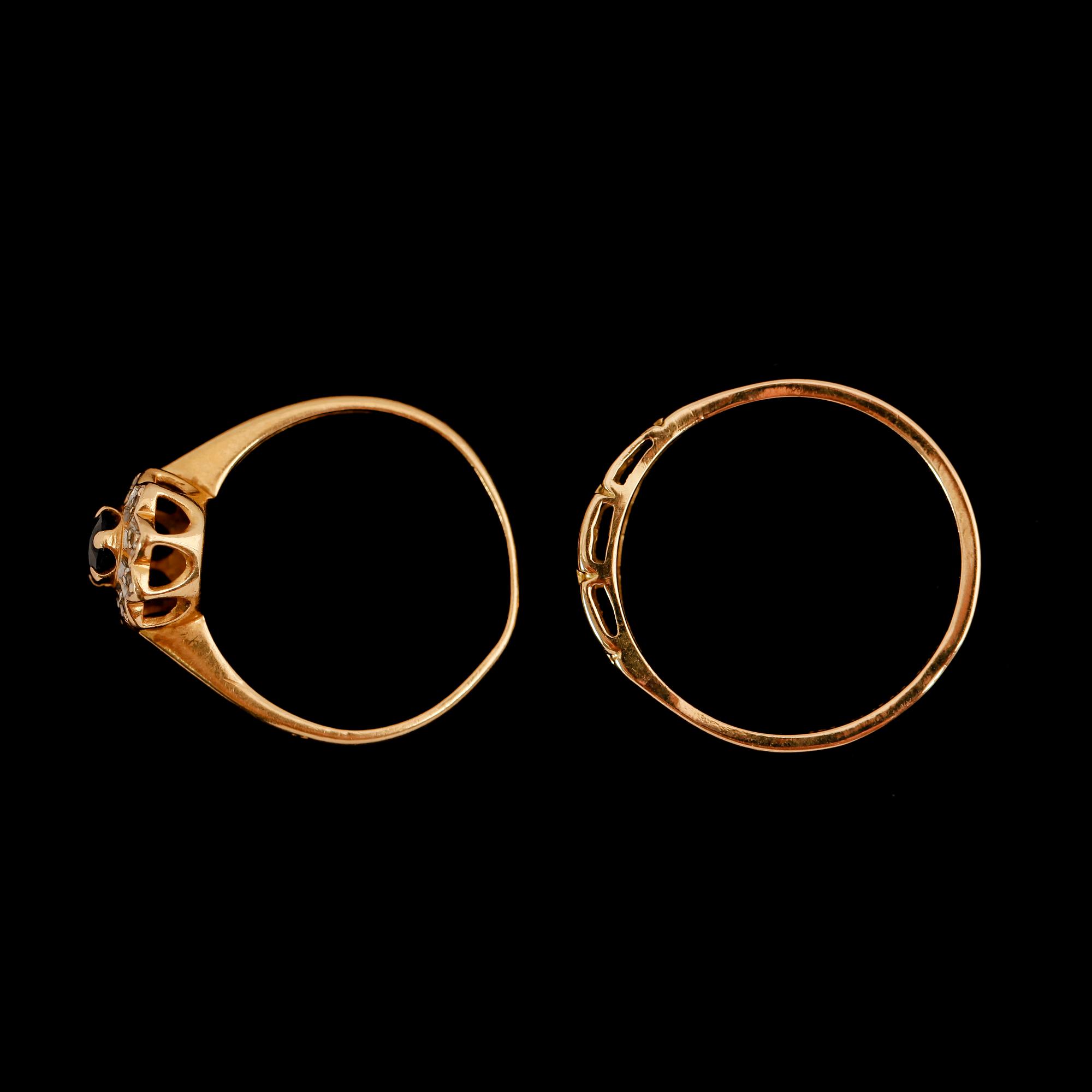 RINGAR, 2 st, 18 k guld, safir samt mindre diamanter. Total vikt ca 5 g.