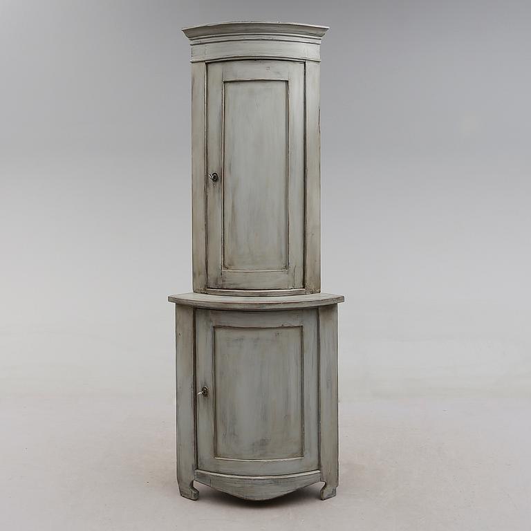 HÖRNSKÅP, 1800-talets mitt.