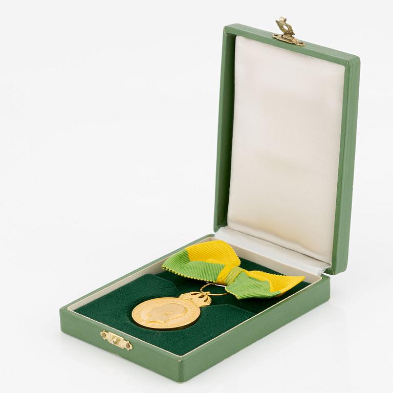 Gustav V, medalj i guld, Kungliga Patriotiska Sällskapet, 1972, med band, i etui.