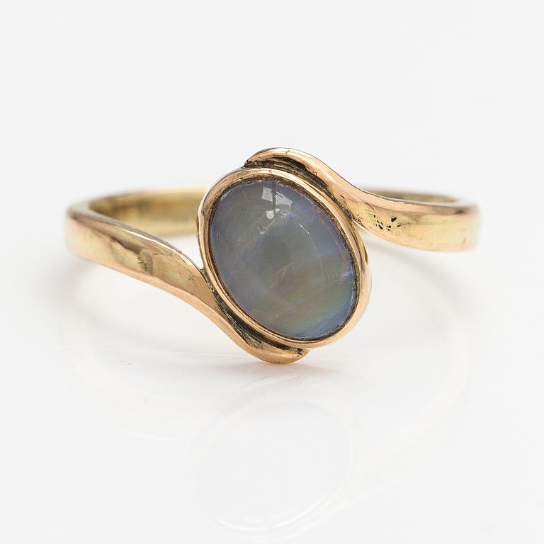 Sormus, 14K kultaa, opali. Lagercrantz Jewellery, Tammisaari 2008.