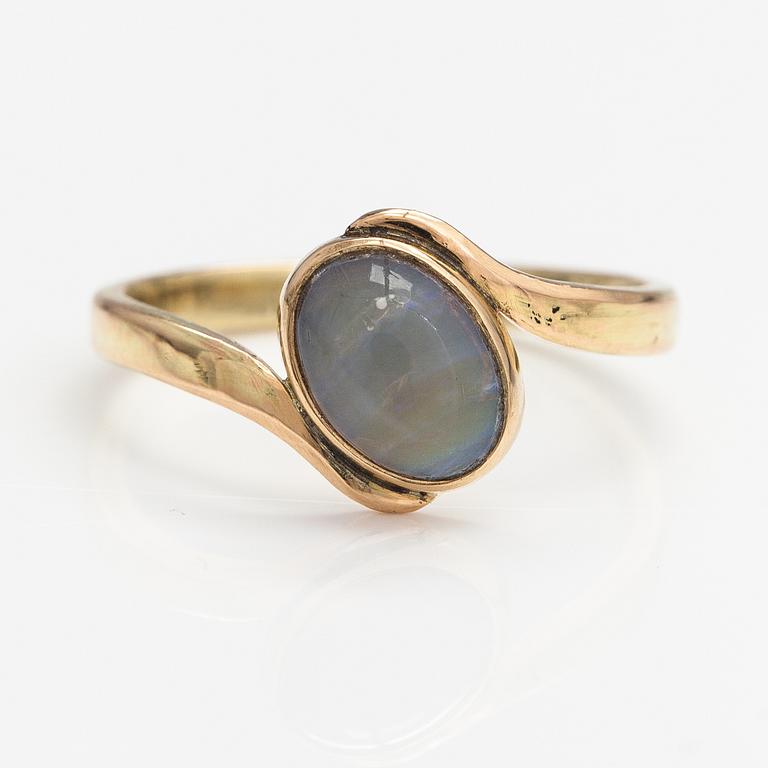 A 14K gold ring with an opal. Lagercrantz Jewellery, Tammisaari 2008.