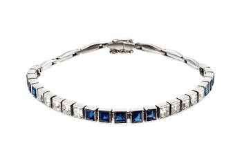 ARMBAND, fyrkantslipade diamanter 10 st. ca 3,5 ct H/VVS, safirer 15 st. ca 5,70 ct.