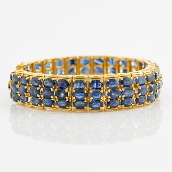 Bracelet 18K gold three rows of oval faceted sapphires.