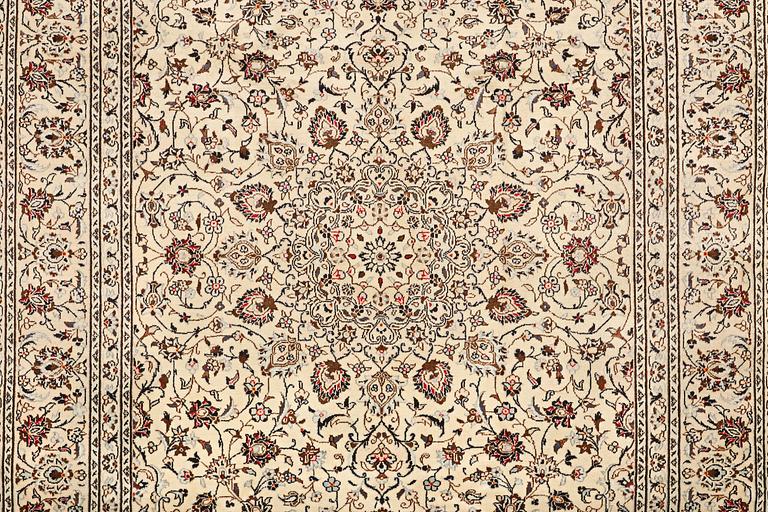 A carpet, Kashan, ca 340 x 238 cm.