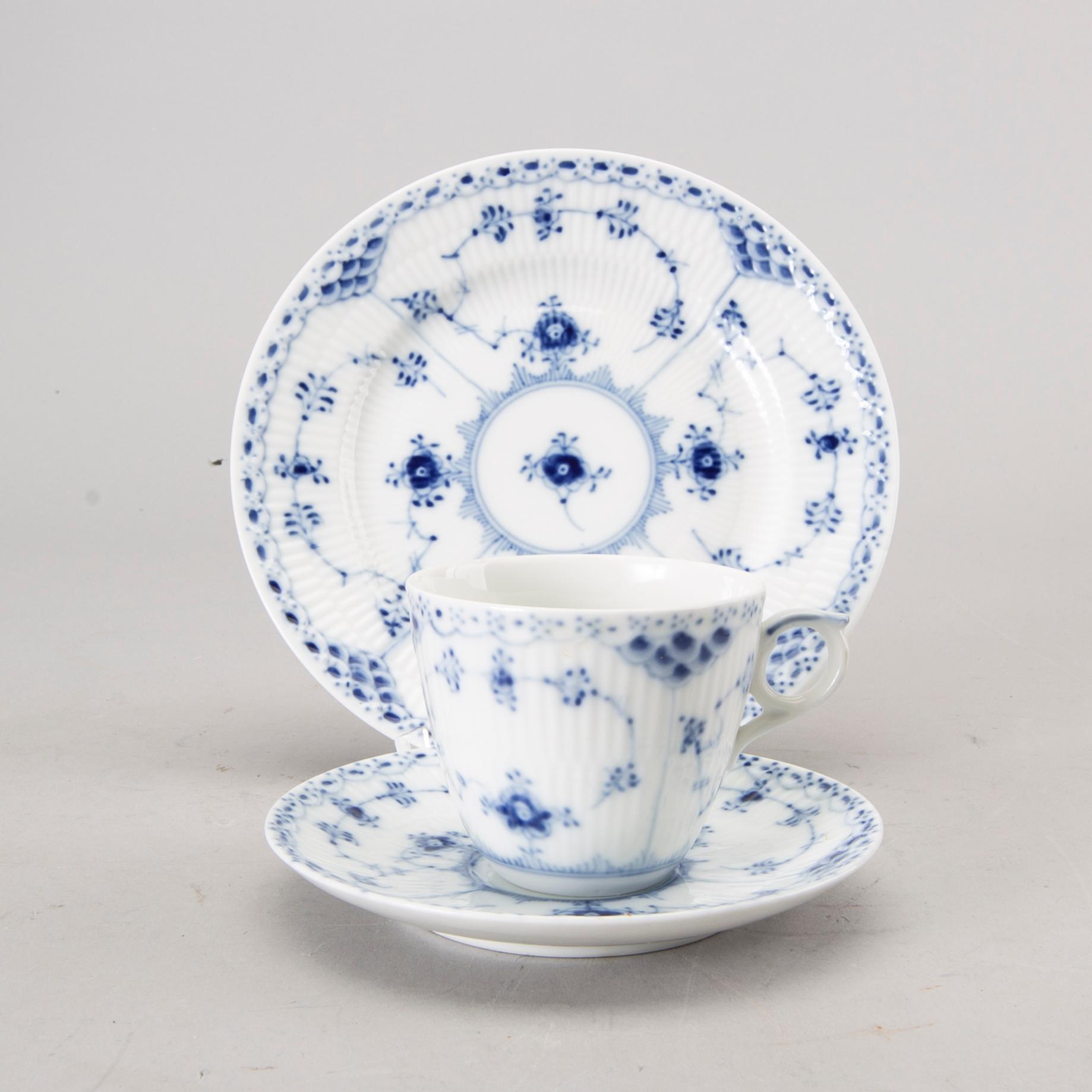 SERVISDELAR, porslin, 59 delar, "Musselmalet, halvblond", Royal Copenhagen.