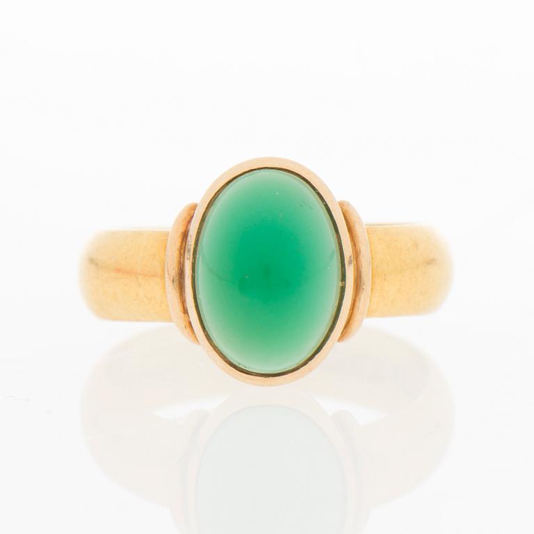 A RING, cabochon cut chalcedony, 23K gold. Turku Finland 1906.