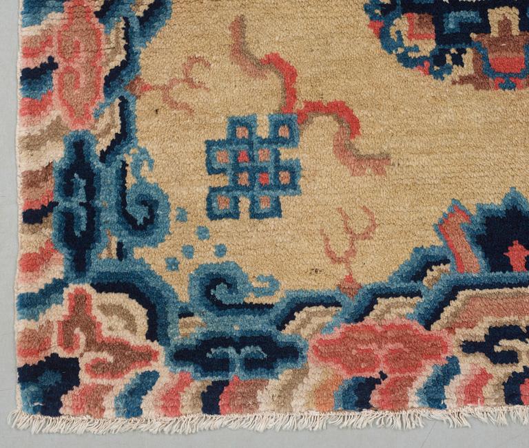SEMI-ANTIQUE CHINESE MEDITATION RUG. 66 x 69,5 cm.