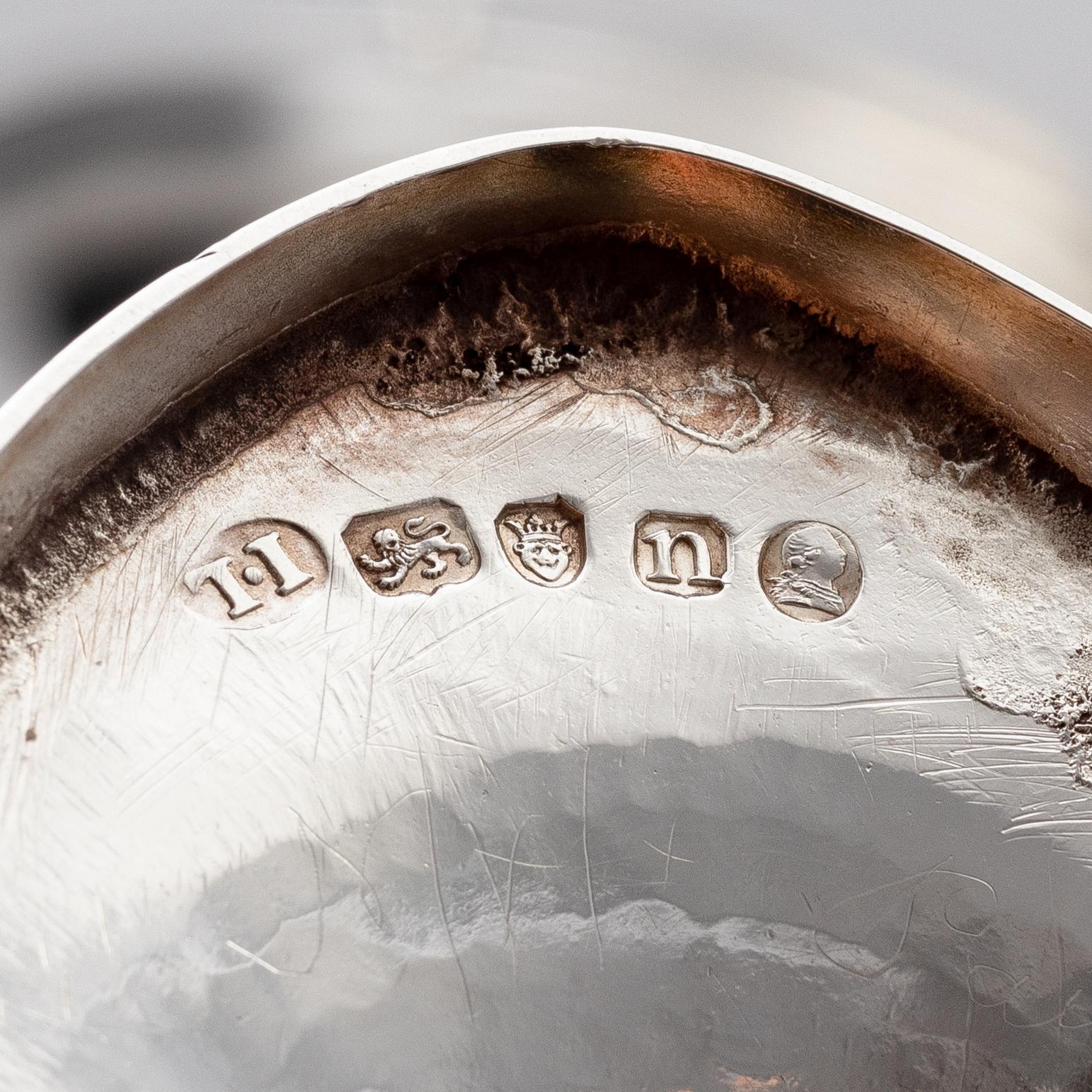 Skålar, 2 st, samt gräddkanna, silver, London, England, 1700-tal.