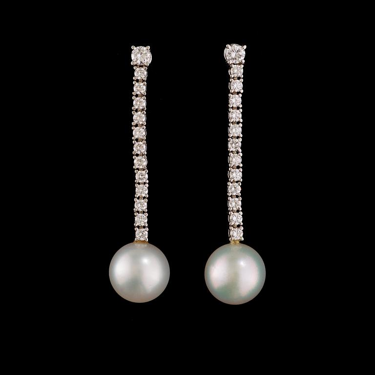 ÖRHÄNGEN med odlade Söderhavspärlor (South sea) ca 13 mm samt briljantslipade diamanter totalt ca 2.50 ct.