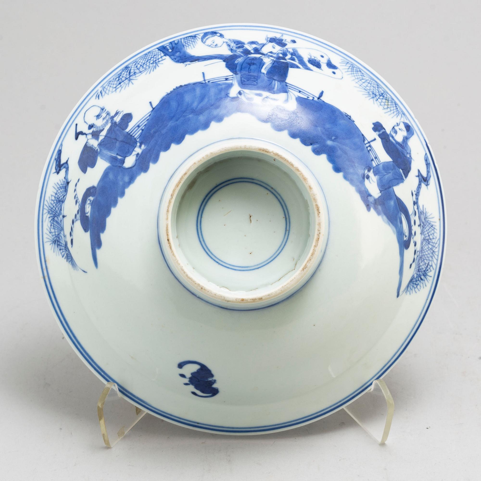 A blue and white footed dish, Qing dynasty, early 20th century.