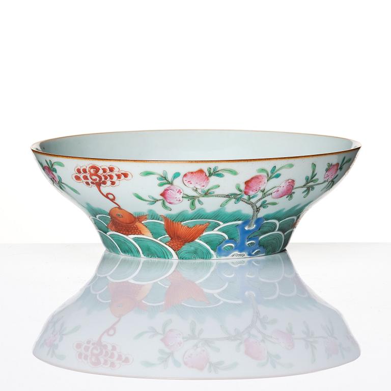 A fish and peaches bowl, late Qing dynsty.