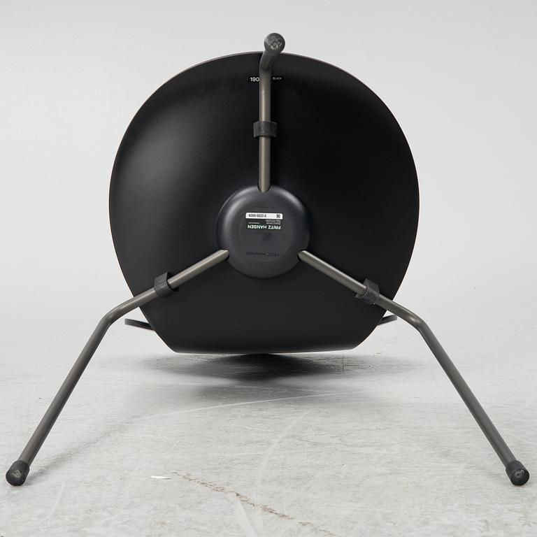 Arne Jacobsen, stolar, 4 st, "Myran", Fritz Hansen, Danmark, 1900-talets andra hälft resp 2024.