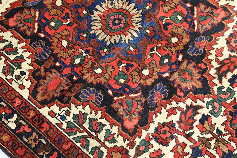 A semi-antique Bakhtiari carpet, approx. 201 x 133 cm.