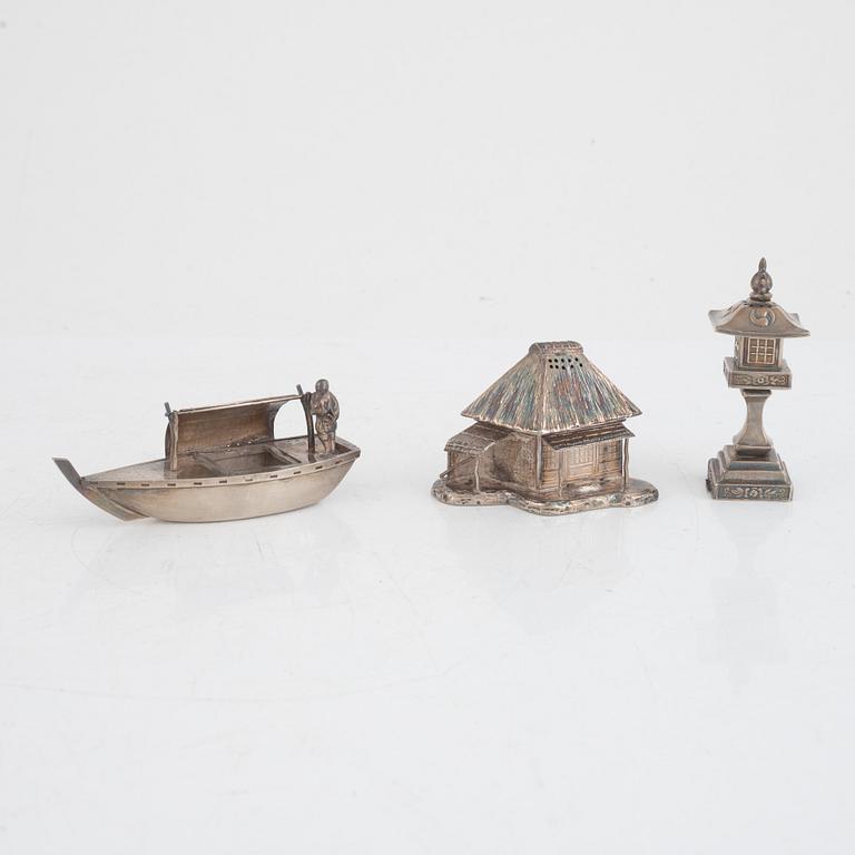 Four shakers, two salt cellars and six spoons, silver, Japan, 20th century.