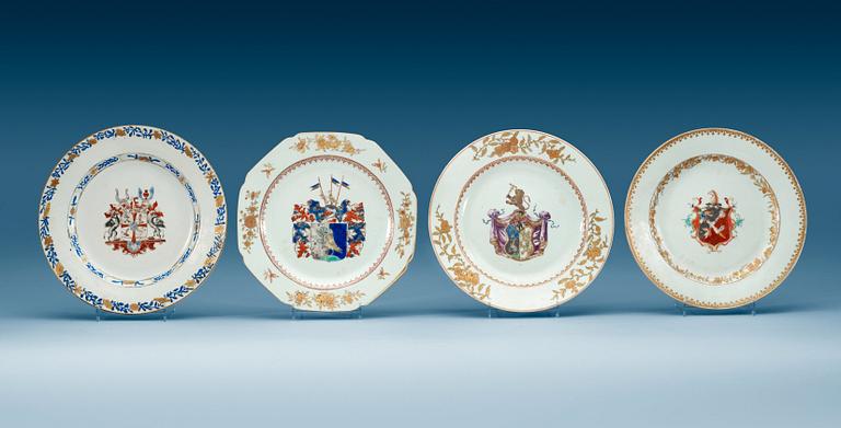 TALLRIKAR, fyra stycken, vapenporslin. Qing dynastin, Qianlong (1736-95).