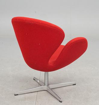 FÅTÖLJ."Svanen" av Arne Jacobsen för Fritz Hansen, Danmark.