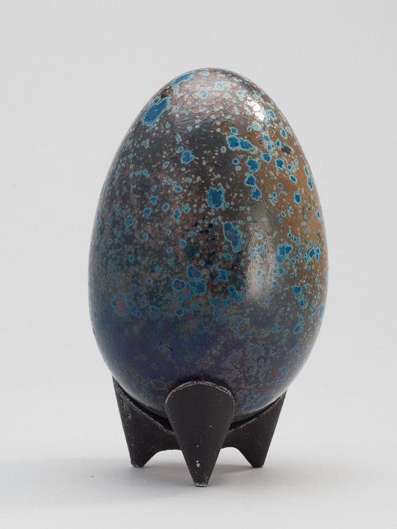 A Hans Hedberg faience egg on an iron base, Biot, France.