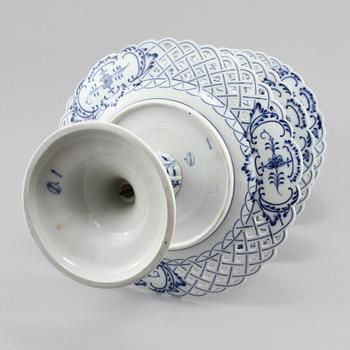 ETAGERE, SKÅL PÅ FOT samt FAT, porslin, Tyskland, 1900-talets mitt.