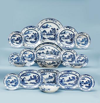 1585. SERVIS, 175 delar, kompaniporslin. Qing dynastin, Qianlong (1736-95).