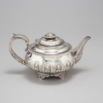 JOHN, HENRY & CHARLES LIAS, a Georgian silver teapot from London, England, 1825.