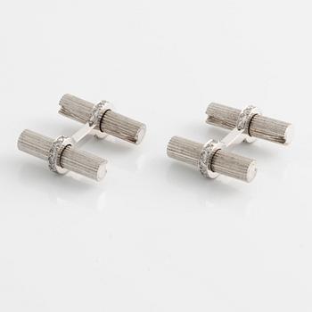 A pair of cufflinks in 18K white gold with eight-cut diamonds.