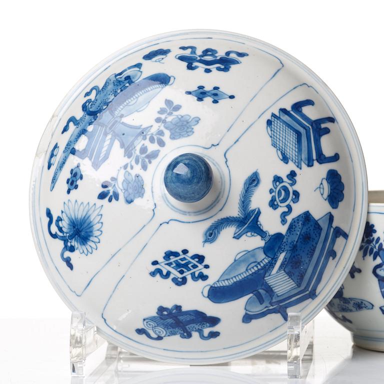 A blue and white tureen with cover, Qing dynasty, Kangxi (1662-1722).