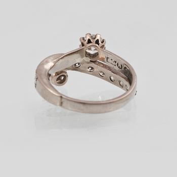 RING, 18K guld med 2 större briljantslipade diamanter ca 0.60 ct vardera samt 11 st mindre totalt ca 1.10 ct. Vikt 7,3 g.