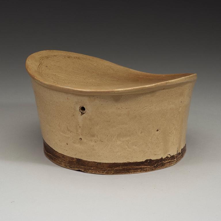 A Cizhou ware headrest, Yuan/Ming dynasty (1271-1644).