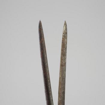 AN 18TH CENTURY CAST IRON PAIR OF SCISSORS.