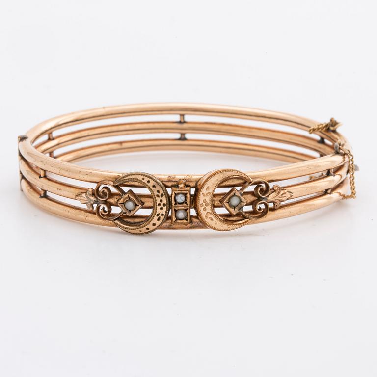 BANGLE, 14K gold and lower, seed pearls, hinge mechanism.