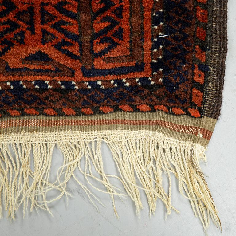 A rug, a semi-antique Baluch, ca 166 x 92 cm.