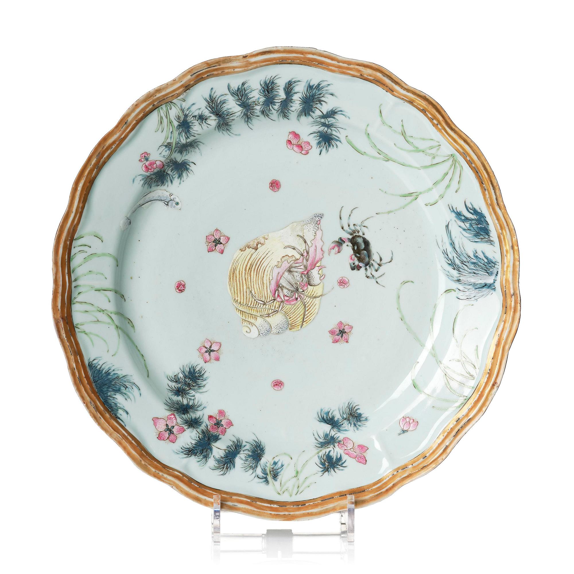 A large famille rose 'hermite crab' dish, Qing dynasty, Qianlong (1736-95).