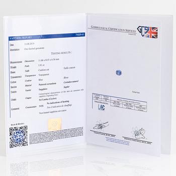 Ring 18K vitguld med en cushionformad fasettslipad safir 5.91 ct.