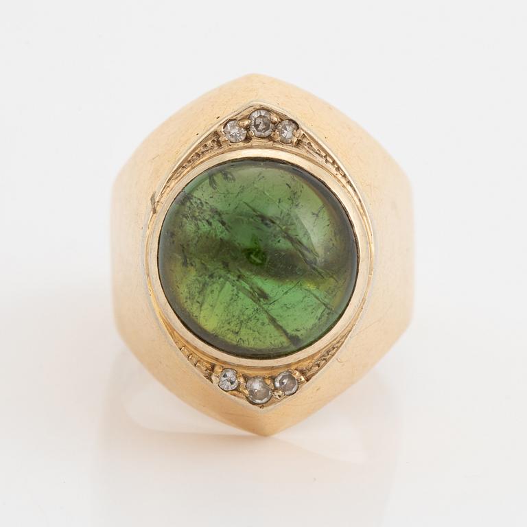 Ateljé Stigbert, Ring with cabochon cut green tourmaline and eight cut diamonds.