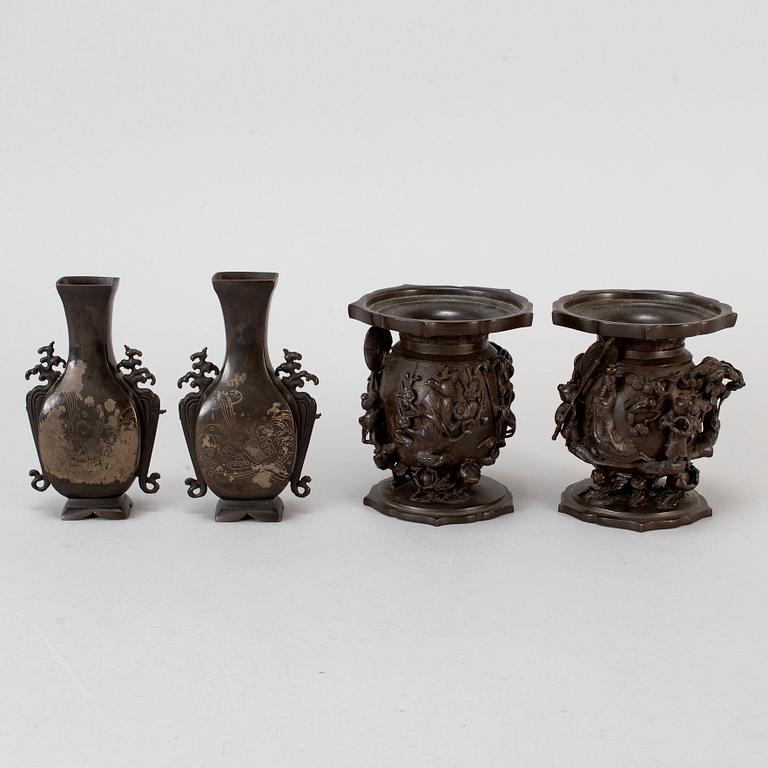 VASER, ett par, samt RÖKELSEKAR, ett par, brons. Japan, Meiji (1868-1912) samt tidigt 1900-tal.
