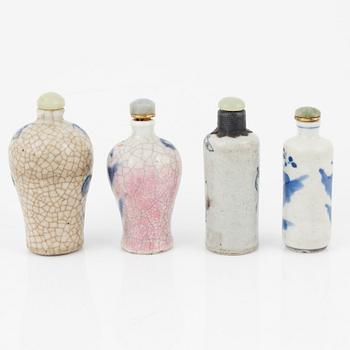 A set of four blue and  white snuff bottles with stoppers, late Qing dynasty/Chine 20th Century.