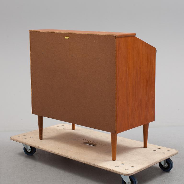 A 20th century chest of drawers.