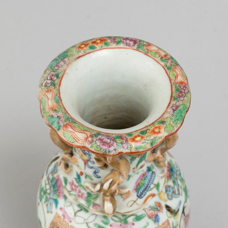 A famille rose canton vase, Qing dynasty, late 19th century.