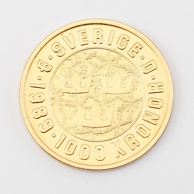 JUBILEUMSMYNT 1000 KRONOR, guld, "Ishockey VM 1989". Totalvikt ca 6 gram.