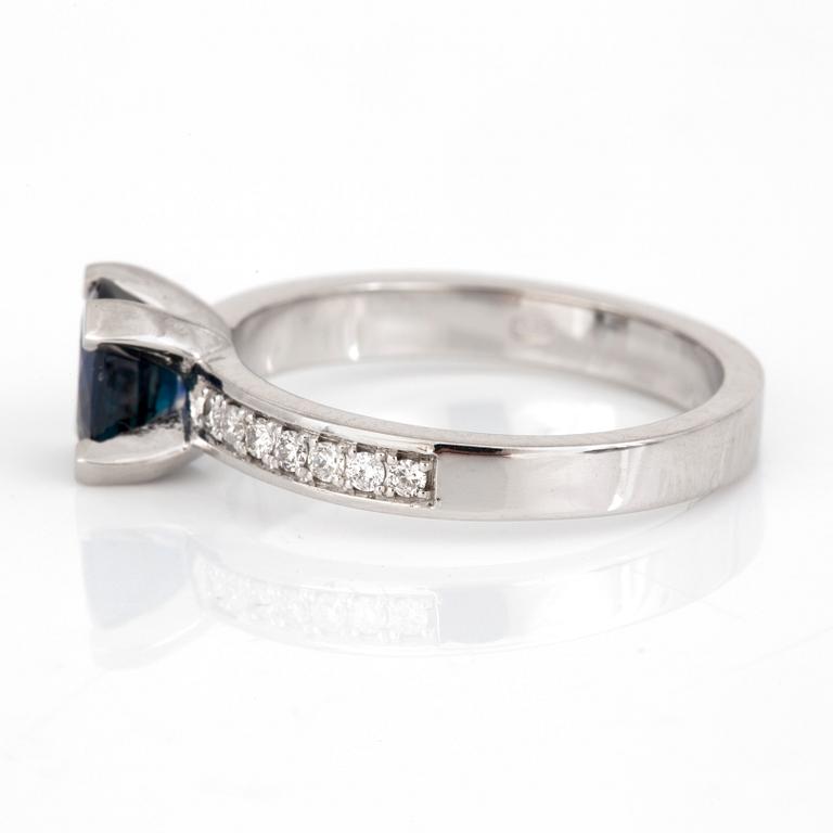 RING, 14K vitguld med safir ca 1.18 ct och briljantslipade diamanter totalt ca 0.16 ct. Total vikt 3,9 g.