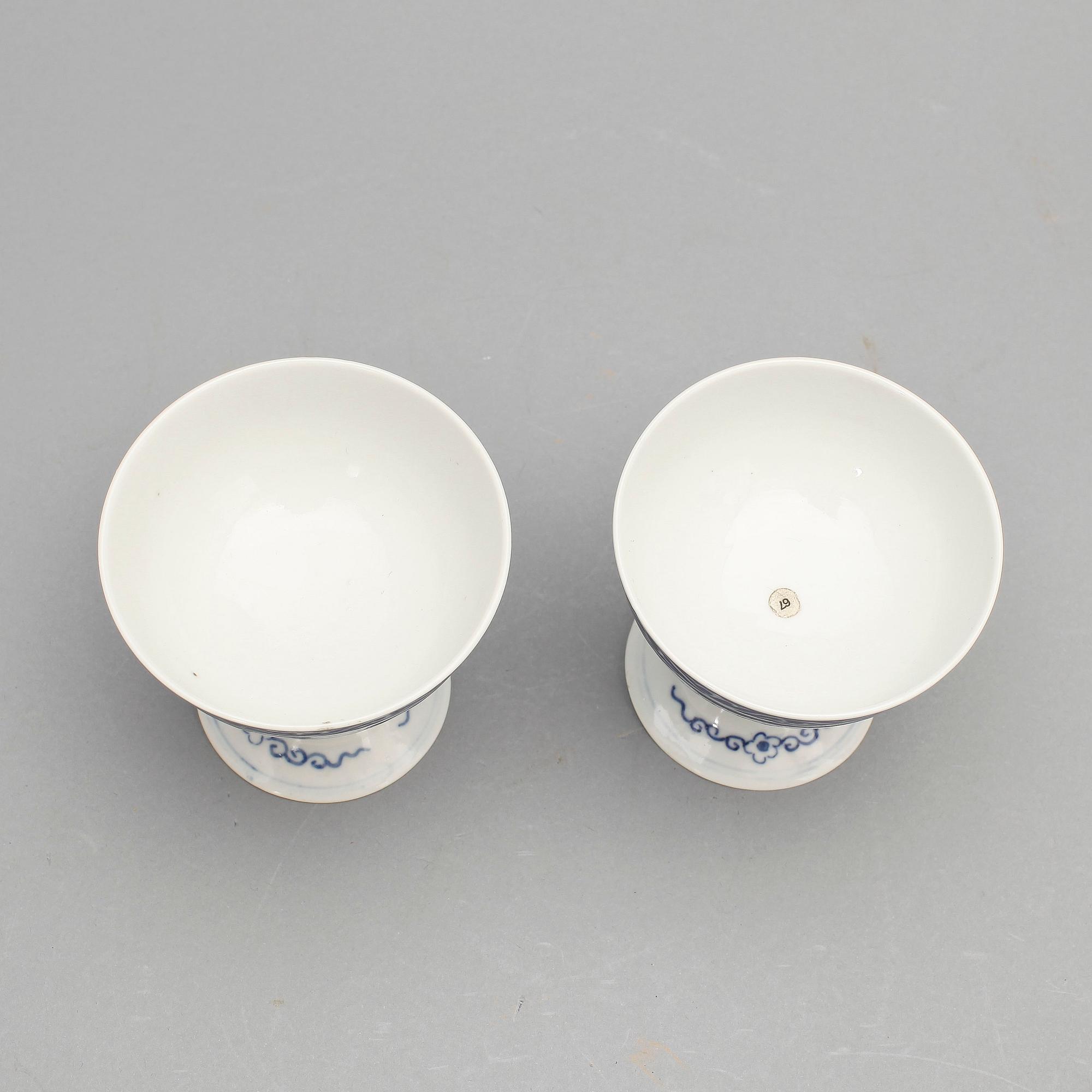 ALTARBÄGARE/STEMCUPS, ett par, porslin, Kina 1900-tal.