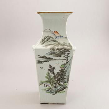 A Chinese porcelain vase, Qing dynasty, Guangxu (1875-1908.